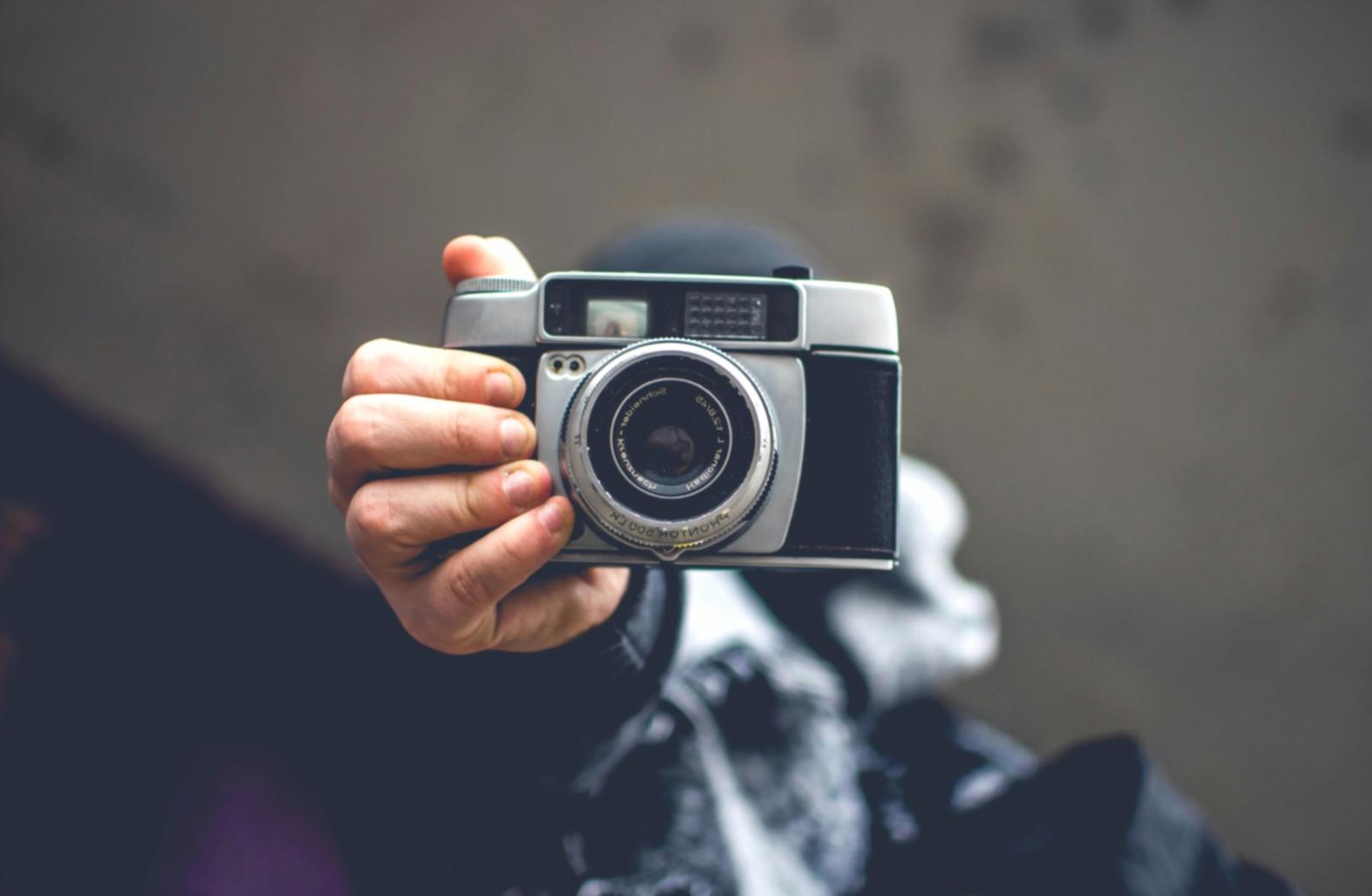 Studenti durante una sessione pratica di composizione fotografica sul campo