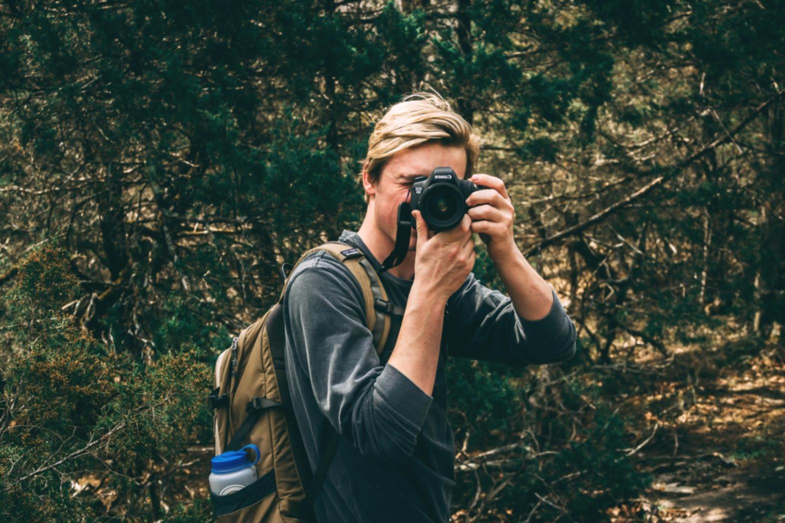 Studente durante sessione pratica di composizione fotografica